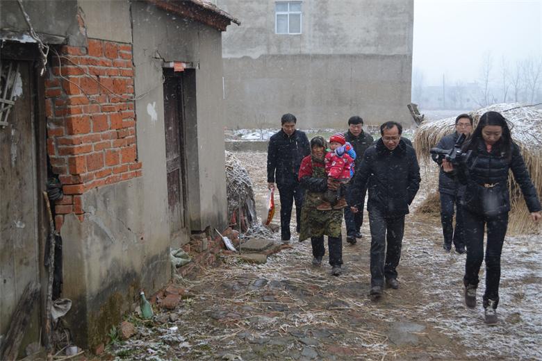 ���˴�ί�����θ��˿�չ��ǰ�߷�ο�ʻ